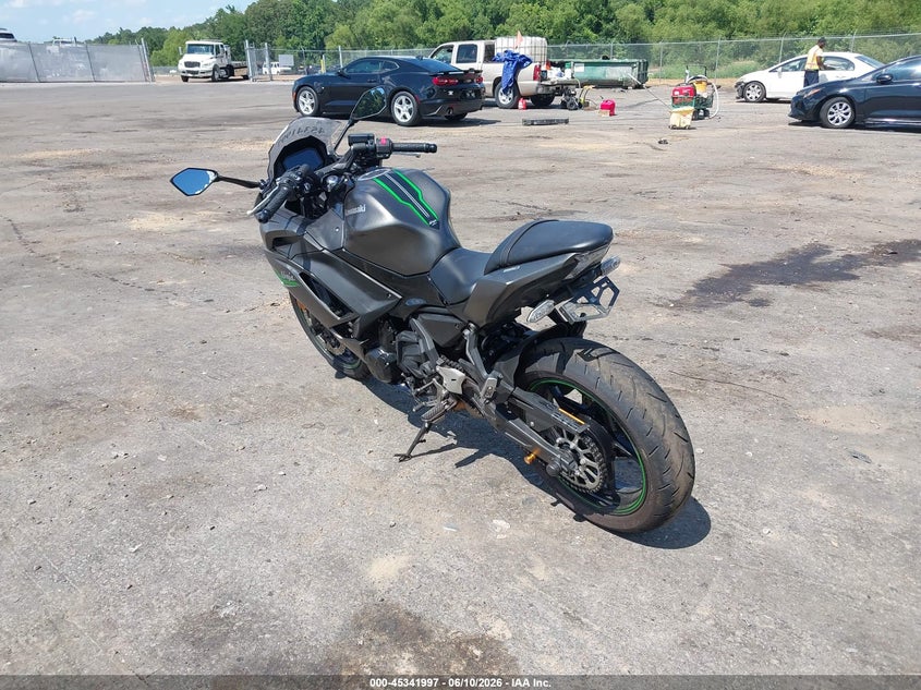 2024 Kawasaki Ninja VIN ML5EXER18RDAD5202 IAAI salvage auction — RIGHT SIDE, Wait Title, sold $1,900 on 2026-09-16 (photo 3)