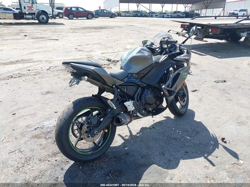 2024 Kawasaki Ninja VIN ML5EXER18RDAD5202 IAAI salvage auction — RIGHT SIDE, Wait Title, sold $1,900 on 2026-09-16 (photo 4)