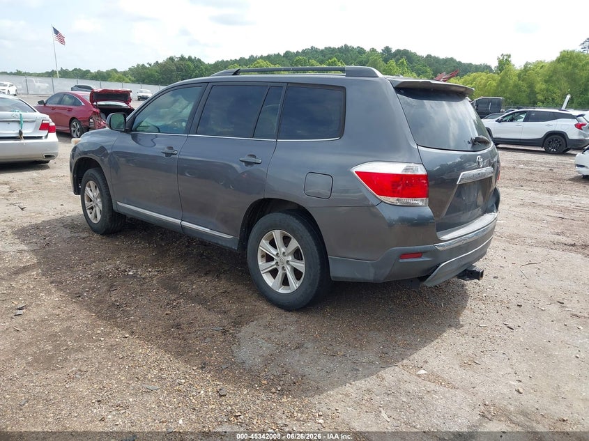 2011 Toyota Highlander VIN 5TDZK3EH9BS041146 IAAI salvage auction — INTERIOR BURN, Salvage (Mississippi), sold $950 on 2026-07-15 (photo 3)
