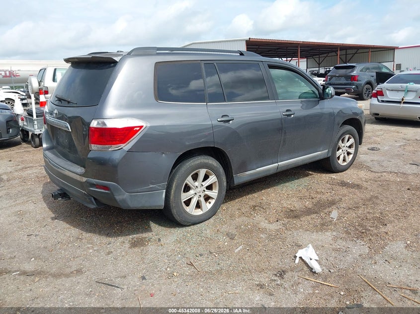 2011 Toyota Highlander VIN 5TDZK3EH9BS041146 IAAI salvage auction — INTERIOR BURN, Salvage (Mississippi), sold $950 on 2026-07-15 (photo 4)