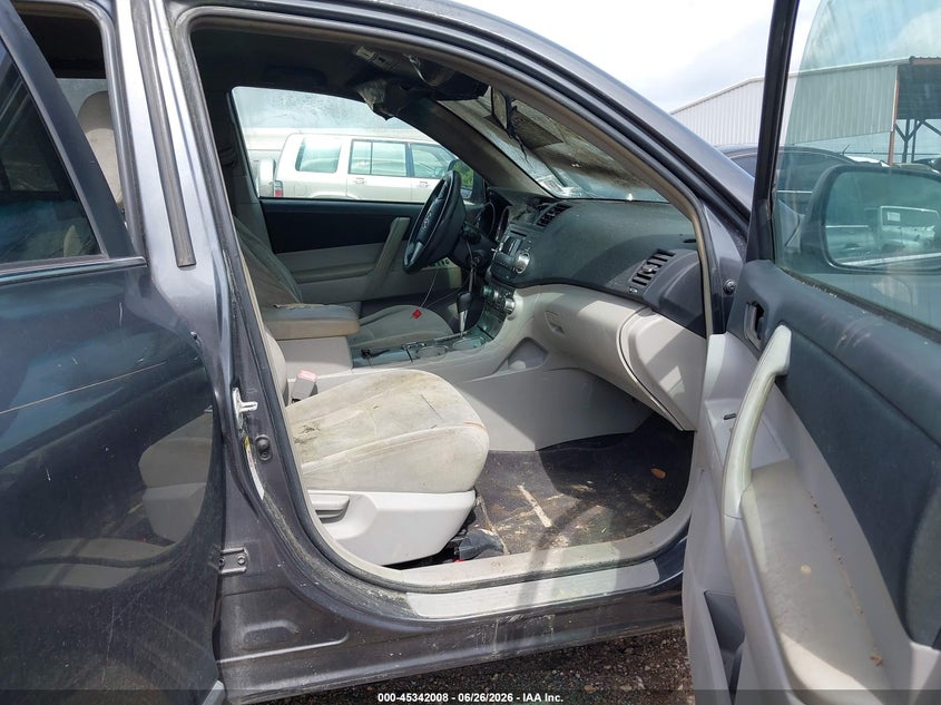 2011 Toyota Highlander VIN 5TDZK3EH9BS041146 IAAI salvage auction — INTERIOR BURN, Salvage (Mississippi), sold $950 on 2026-07-15 (photo 5)
