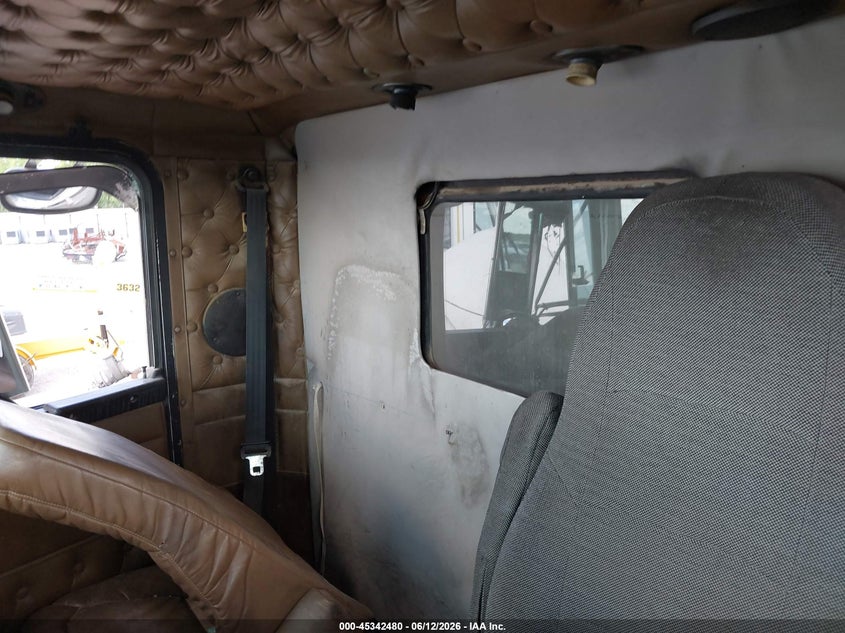 2001 Kenworth Construction VIN 1XKWDB9X81J865258 IAAI salvage auction — FRONT END, Salvage (Texas), sold $22,500 on 2026-07-15 (photo 6)