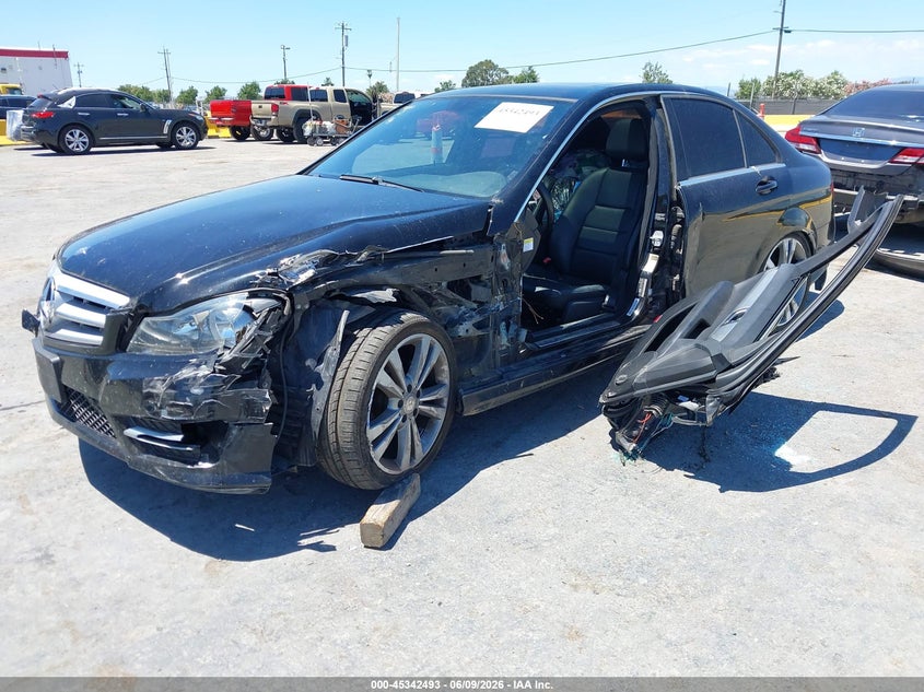 2013 Mercedes-benz C-klasse VIN WDDGF4HB2DR290601 IAAI salvage auction — LEFT SIDE, Salvage (California), sold $550 on 2026-08-06 (photo 2)