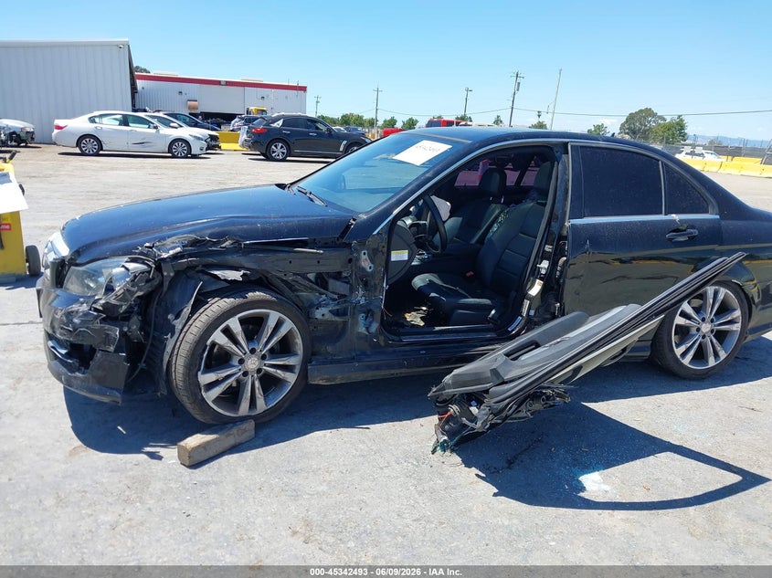 2013 Mercedes-benz C-klasse VIN WDDGF4HB2DR290601 IAAI salvage auction — LEFT SIDE, Salvage (California), sold $550 on 2026-08-06 (photo 6)