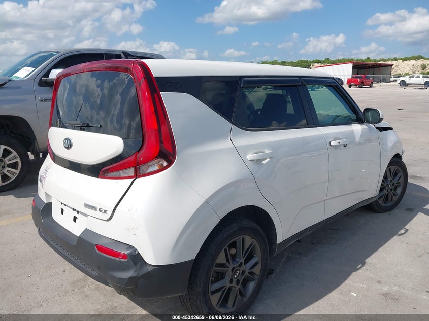 2020 Kia Soul VIN KNDJ33AU4L7718208 IAAI salvage auction — LEFT SIDE, Salvage (Texas), sold $925 on 2026-07-16 (photo 4)