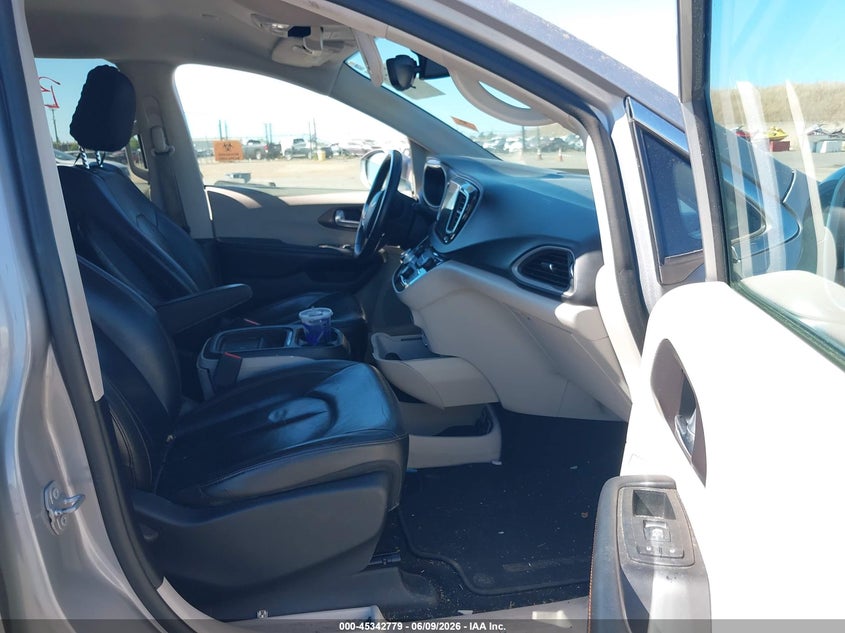 2017 Chrysler Pacifica VIN 2C4RC1BG3HR540541 IAAI salvage auction — REAR END, Salvage Title, sold $1,050 on 2026-08-01 (photo 5)