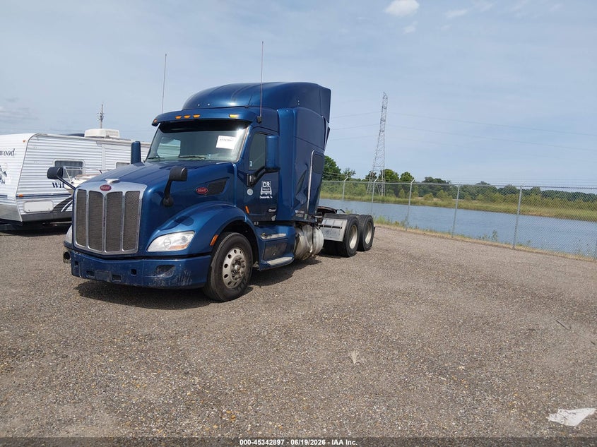 2015 Peterbilt 579 VIN 1XPBDP9X1FD280758 IAAI salvage auction — SIDE, Clear (Tennessee), sold $5,000 on 2026-07-08 (photo 2)