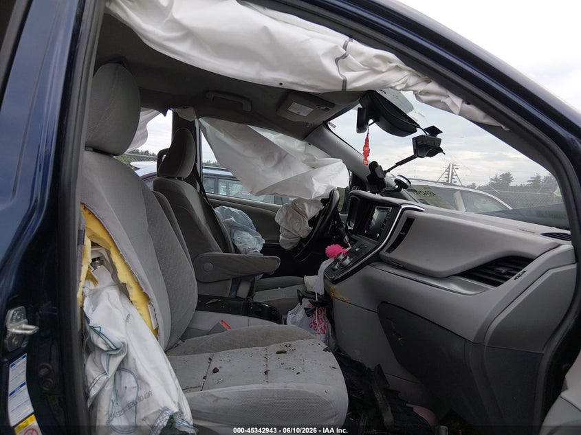 2019 Toyota Sienna VIN 5TDJZ3DC8KS220468 IAAI salvage auction — FRONT END, Salvage (Massachusetts), sold $2,000 on 2026-07-17 (photo 5)