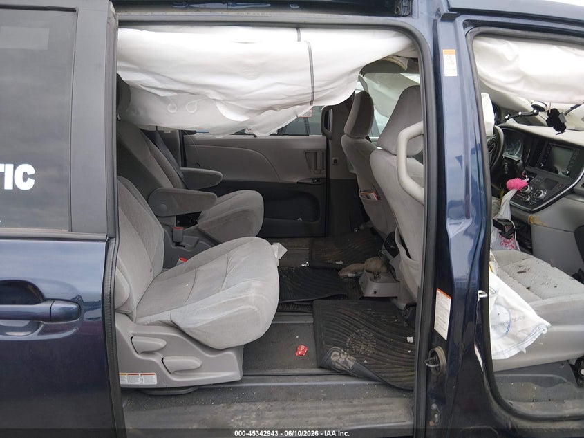 2019 Toyota Sienna VIN 5TDJZ3DC8KS220468 IAAI salvage auction — FRONT END, Salvage (Massachusetts), sold $2,000 on 2026-07-17 (photo 8)