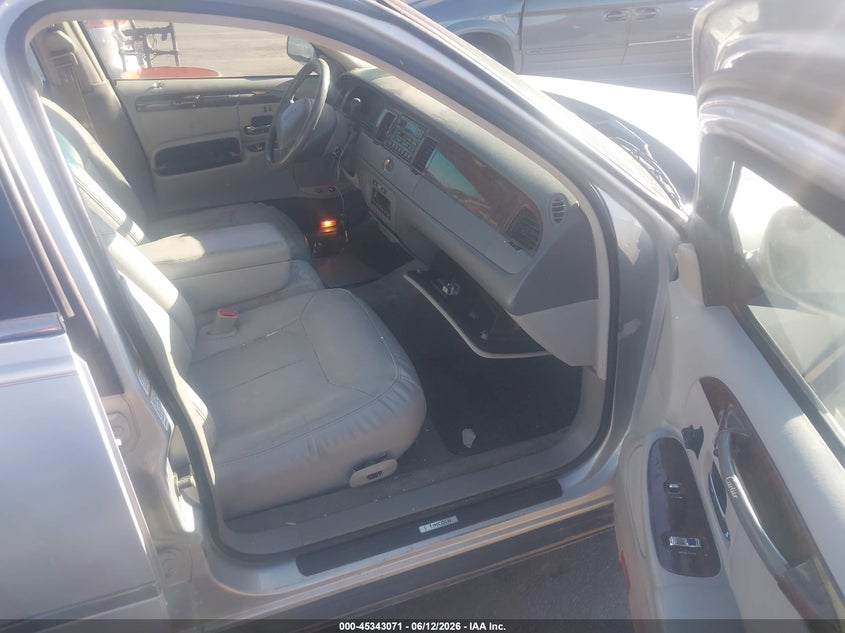 1999 Lincoln TOWN CAR VIN 1LNHM83W3XY641673 IAAI salvage auction — FRONT & REAR, Clear (Utah), sold $275 on 2026-07-09 (photo 5)