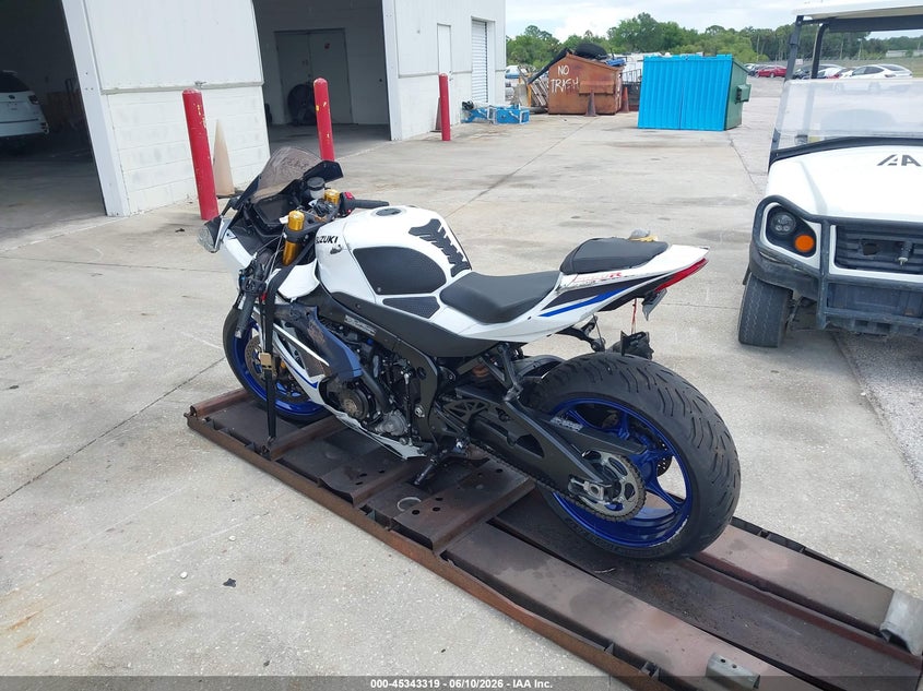2023 Suzuki Gsx VIN JS1DM11M4P7100126 IAAI salvage auction — LEFT & RIGHT, Rebuildable (Florida), sold $7,750 on 2026-07-07 (photo 3)