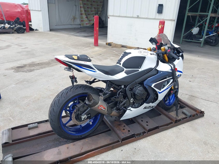2023 Suzuki Gsx VIN JS1DM11M4P7100126 IAAI salvage auction — LEFT & RIGHT, Rebuildable (Florida), sold $7,750 on 2026-07-07 (photo 4)