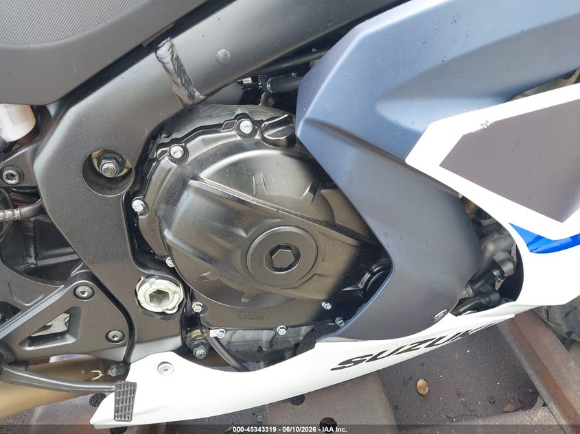2023 Suzuki Gsx VIN JS1DM11M4P7100126 IAAI salvage auction — LEFT & RIGHT, Rebuildable (Florida), sold $7,750 on 2026-07-07 (photo 8)
