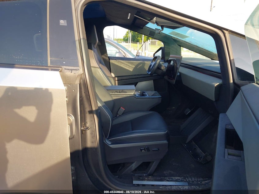 2024 Tesla Cybertruck VIN 7G2CEHED5RA040740 IAAI salvage auction — FRONT & REAR, Salvage (Tennessee), sold $1,550 on 2026-07-30 (photo 5)