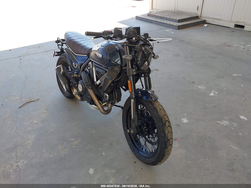 2025 Ducati Scrambler VIN ZDMKAT3M9SB008597 IAAI salvage auction — RIGHT SIDE, Wait Title, sold $1,900 on 2026-09-03 (photo 1)