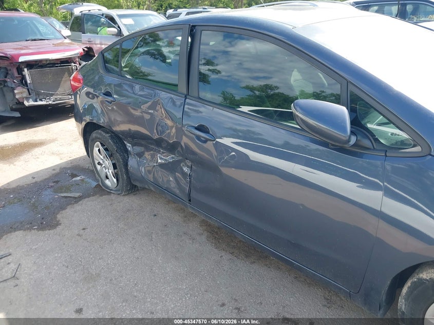 2015 Kia Forte VIN KNAFX4A68F5430464 IAAI salvage auction — RIGHT SIDE, Salvage (Kansas), sold $675 on 2026-07-15 (photo 6)