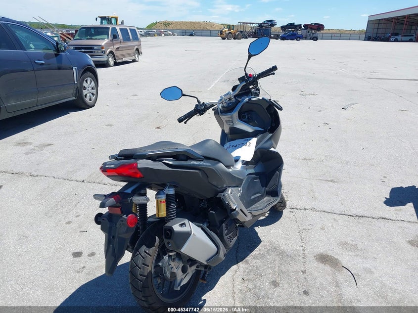 2021 Honda X-adv VIN MLHKF3852M5001391 IAAI salvage auction — RIGHT SIDE, Salvage (Iowa), sold $600 on 2026-07-08 (photo 4)