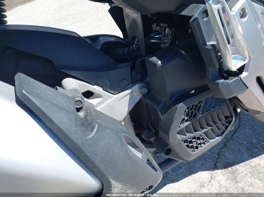 2021 Honda X-adv VIN MLHKF3852M5001391 IAAI salvage auction — RIGHT SIDE, Salvage (Iowa), sold $600 on 2026-07-08 (photo 8)