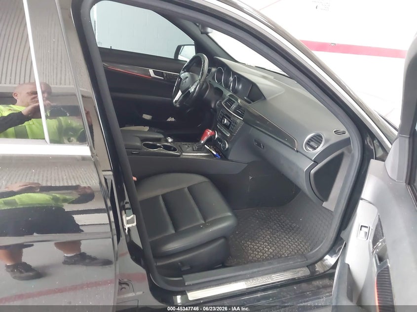 2012 Mercedes-benz C-klasse VIN WDDGF8BB8CR227744 IAAI salvage auction — LEFT FRONT, Wait Title, sold $575 on 2026-08-12 (photo 5)
