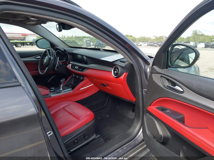 2019 Alfa romeo Stelvio VIN ZASPAKANXK7C71960 IAAI salvage auction — SIDE, Salvage Title, sold $1,550 on 2026-07-30 (photo 5)