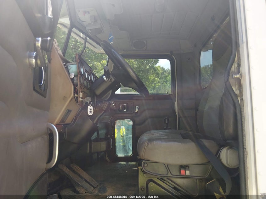 2006 Peterbilt 335 VIN 2NPLLZ9X36M661910 IAAI salvage auction — NORMAL WEAR, Clear (Tennessee), sold $15,700 on 2026-07-15 (photo 7)