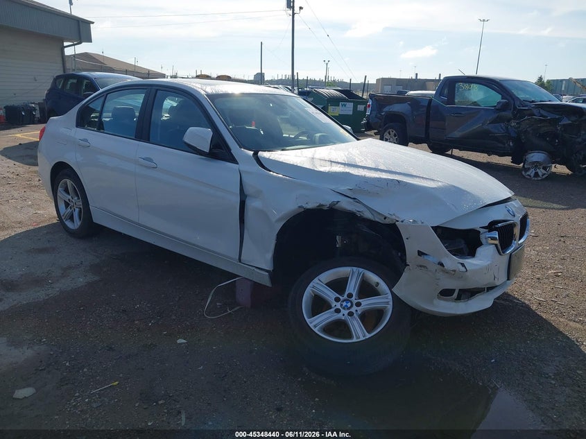 2015 BMW 3er VIN WBA3B3G57FNT68792 IAAI salvage auction — RIGHT FRONT, Salvage Title, sold $1,300 on 2026-08-13 (photo 1)
