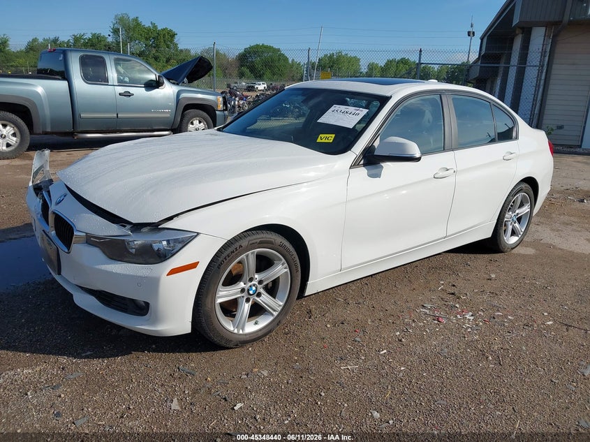 2015 BMW 3er VIN WBA3B3G57FNT68792 IAAI salvage auction — RIGHT FRONT, Salvage Title, sold $1,300 on 2026-08-13 (photo 2)