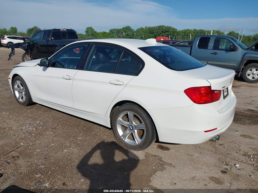2015 BMW 3er VIN WBA3B3G57FNT68792 IAAI salvage auction — RIGHT FRONT, Salvage Title, sold $1,300 on 2026-08-13 (photo 3)