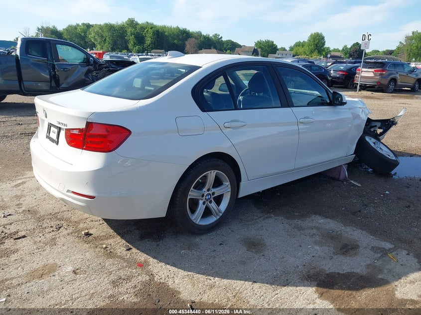 2015 BMW 3er VIN WBA3B3G57FNT68792 IAAI salvage auction — RIGHT FRONT, Salvage Title, sold $1,300 on 2026-08-13 (photo 4)