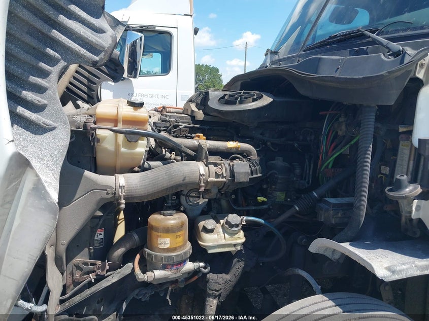 2014 Freightliner Cascadia 125 VIN 3AKJGLD50ESFU7430 IAAI salvage auction — SIDE, Rebuildable (Florida), sold $2,300 on 2026-07-08 (photo 9)