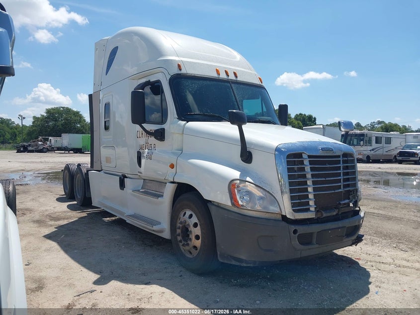 2014 Freightliner Cascadia 125 VIN 3AKJGLD50ESFU7430 IAAI salvage auction — SIDE, Rebuildable (Florida), sold $2,300 on 2026-07-08 (photo 1)
