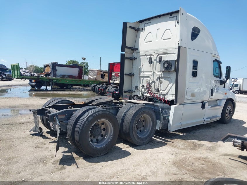 2014 Freightliner Cascadia 125 VIN 3AKJGLD50ESFU7430 IAAI salvage auction — SIDE, Rebuildable (Florida), sold $2,300 on 2026-07-08 (photo 4)