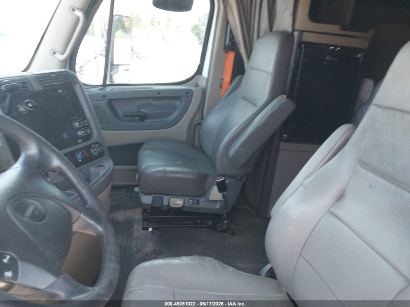 2014 Freightliner Cascadia 125 VIN 3AKJGLD50ESFU7430 IAAI salvage auction — SIDE, Rebuildable (Florida), sold $2,300 on 2026-07-08 (photo 6)