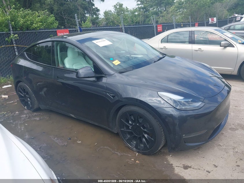 2024 Tesla Model y VIN 7SAYGDEE1RF204642 — IAAI salvage auction photo