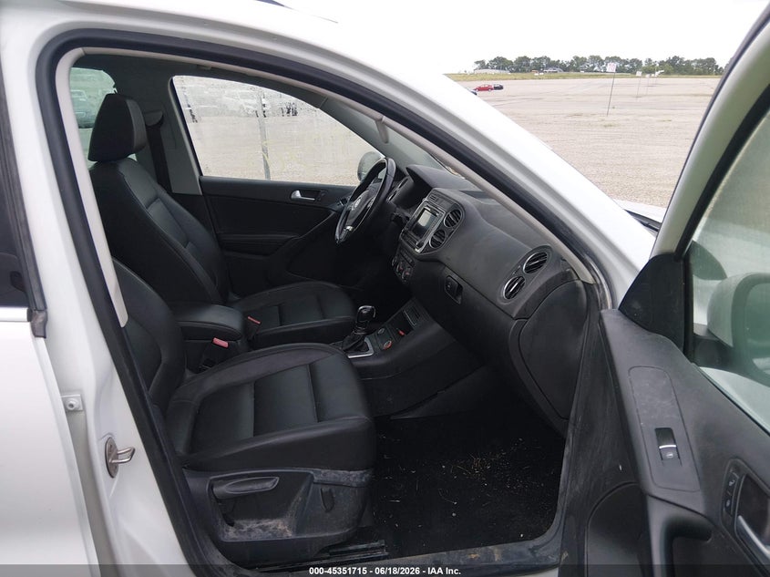 2016 Volkswagen Tiguan VIN WVGBV7AX4GW529615 IAAI salvage auction — NORMAL WEAR, Repossessed (Missouri), sold $500 on 2026-08-06 (photo 5)