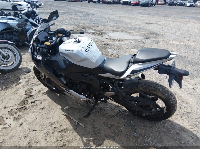 2025 Kawasaki VIN ML5ZXCS14SDA43002 IAAI salvage auction — SIDE, Salvage (Pennsylvania), sold $875 on 2026-07-28 (photo 3)