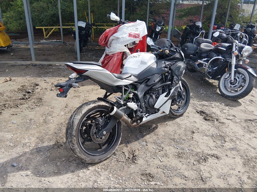 2025 Kawasaki VIN ML5ZXCS14SDA43002 IAAI salvage auction — SIDE, Salvage (Pennsylvania), sold $875 on 2026-07-28 (photo 4)