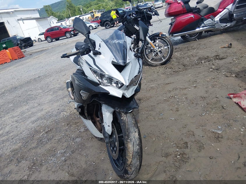 2025 Kawasaki VIN ML5ZXCS14SDA43002 IAAI salvage auction — SIDE, Salvage (Pennsylvania), sold $875 on 2026-07-28 (photo 5)