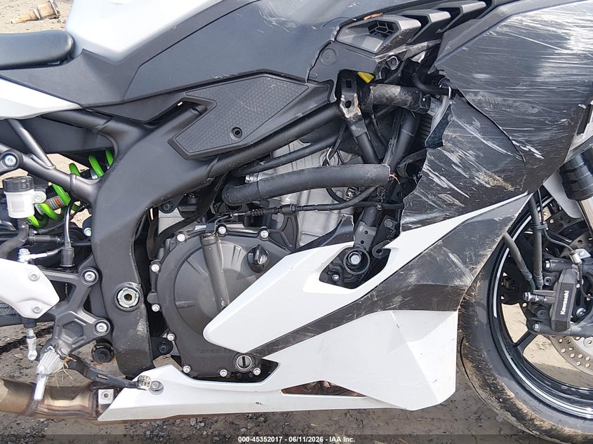 2025 Kawasaki VIN ML5ZXCS14SDA43002 IAAI salvage auction — SIDE, Salvage (Pennsylvania), sold $875 on 2026-07-28 (photo 8)