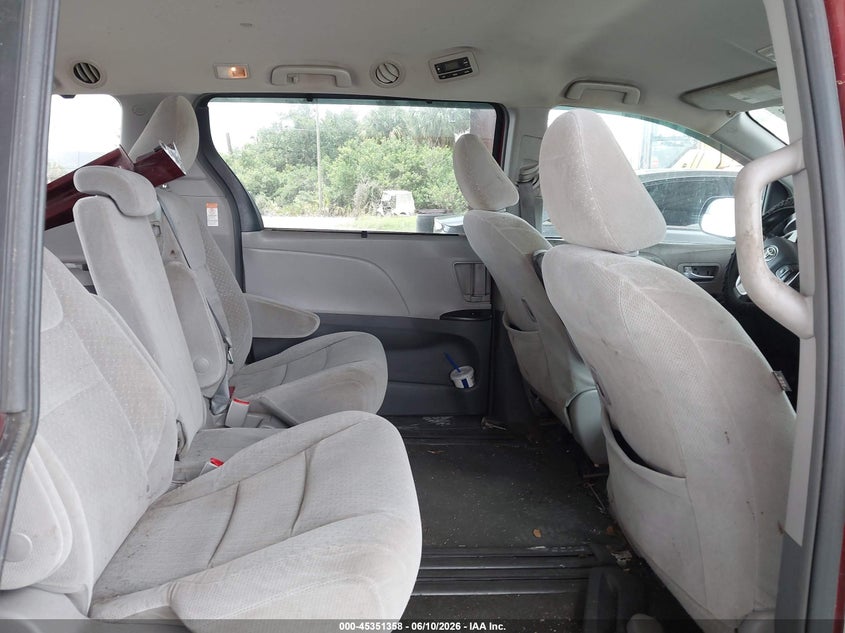 2018 Toyota Sienna VIN 5TDKZ3DC0JS906717 IAAI salvage auction — NORMAL WEAR, Clear (Florida), sold $2,800 on 2026-07-21 (photo 8)