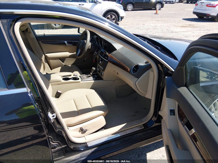 2014 Mercedes-benz VIN WDDGF8AB8EA959696 IAAI salvage auction — REAR END, Salvage Title, sold $1,450 on 2026-07-28 (photo 5)