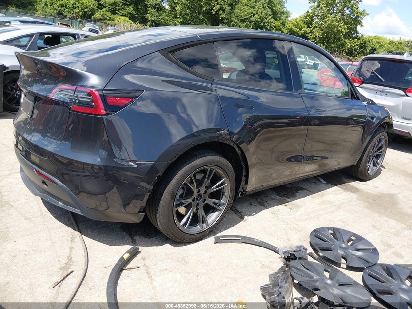 2024 Tesla Model y VIN 7SAYGDED2RF096457 IAAI salvage auction — SIDE, Salvage Title, sold $10,600 on 2026-07-22 (photo 4)