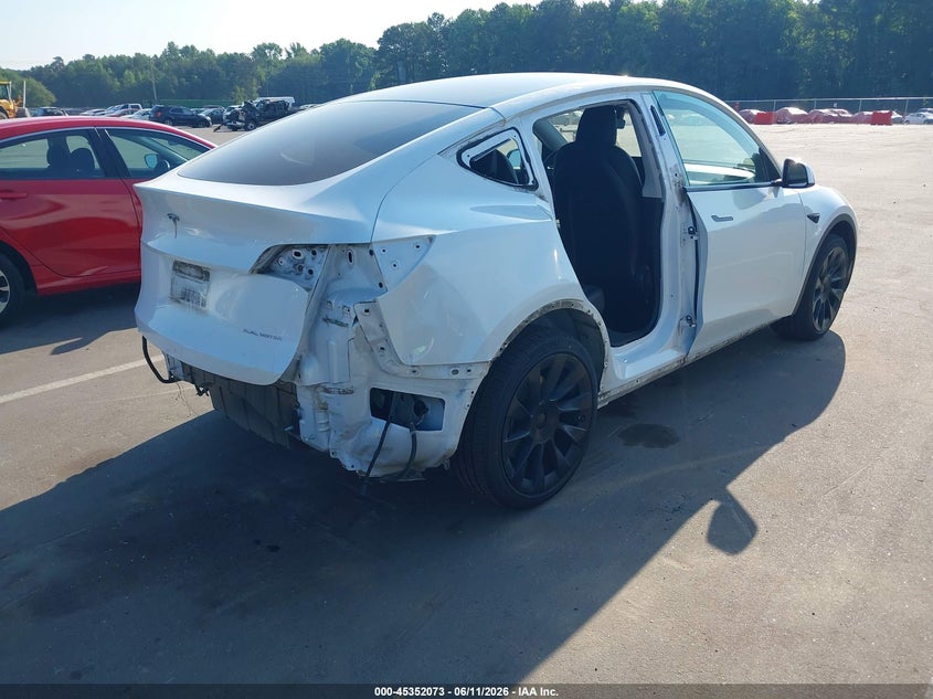 2020 Tesla Model y VIN 5YJYGDEE3LF045773 IAAI salvage auction — REAR END, Salvage Title, sold $5,900 on 2026-07-31 (photo 4)