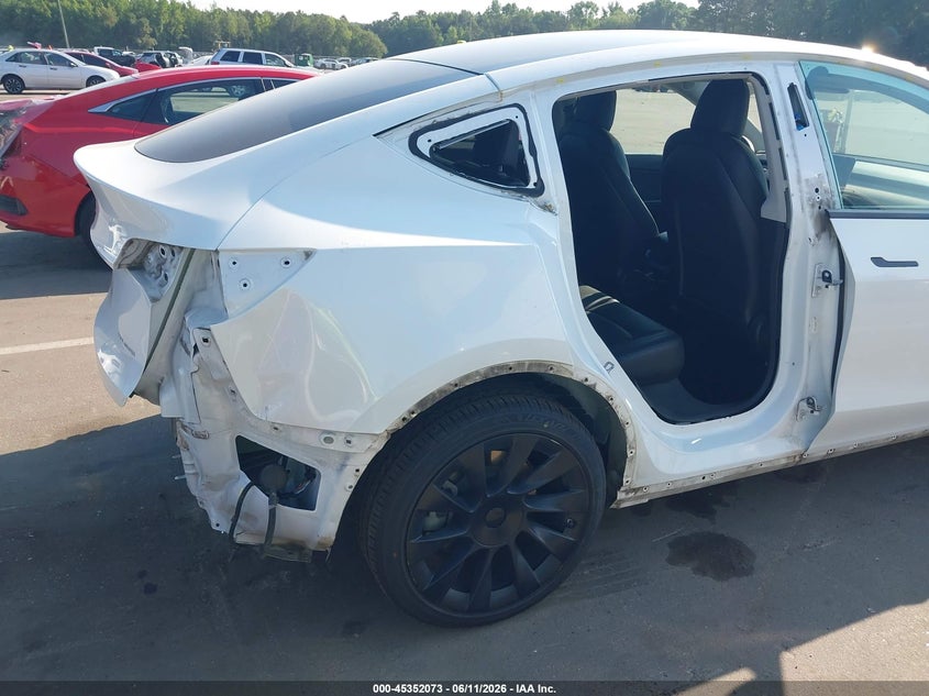 2020 Tesla Model y VIN 5YJYGDEE3LF045773 IAAI salvage auction — REAR END, Salvage Title, sold $5,900 on 2026-07-31 (photo 6)