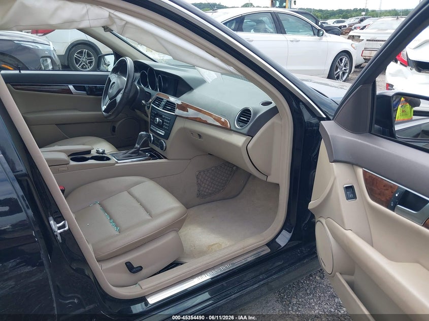 2013 Mercedes-benz C-klasse VIN WDDGF8AB7DR283581 IAAI salvage auction — SIDE, Salvage (Oklahoma), sold $25 on 2026-07-21 (photo 5)