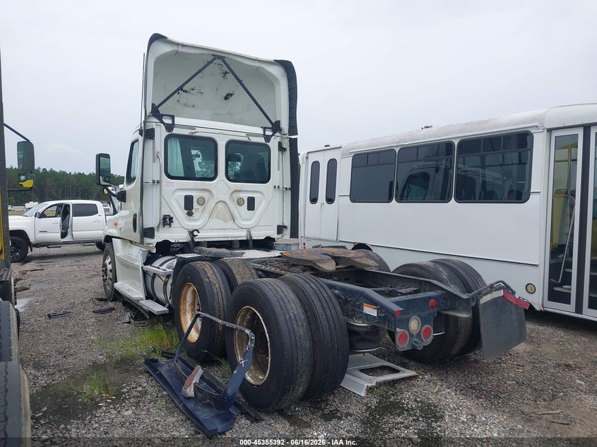 2017 Freightliner Cascadia 125 VIN 1FUJGEBGXHLHX7265 IAAI salvage auction — REPOSSESSION, Clear (Georgia), sold $7,050 on 2026-07-15 (photo 3)