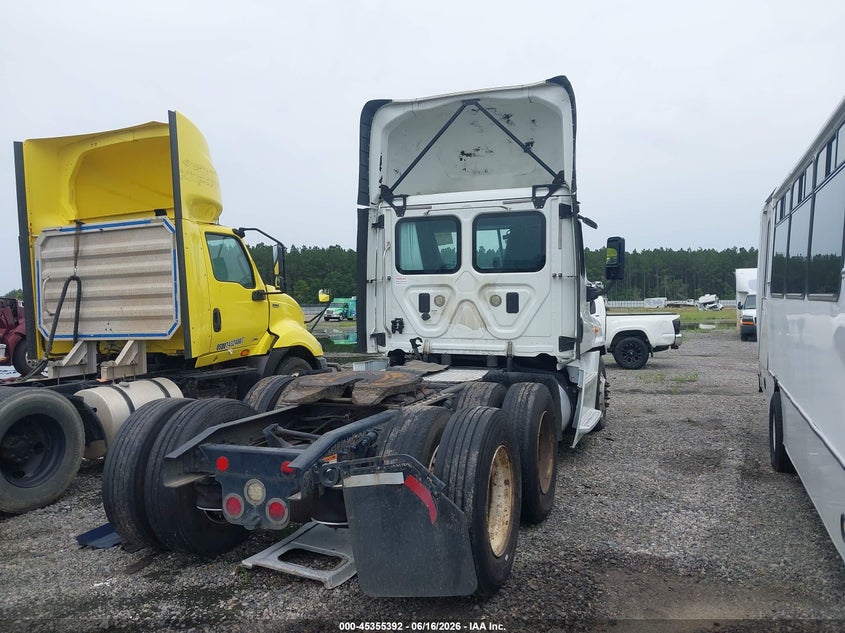 2017 Freightliner Cascadia 125 VIN 1FUJGEBGXHLHX7265 IAAI salvage auction — REPOSSESSION, Clear (Georgia), sold $7,050 on 2026-07-15 (photo 4)