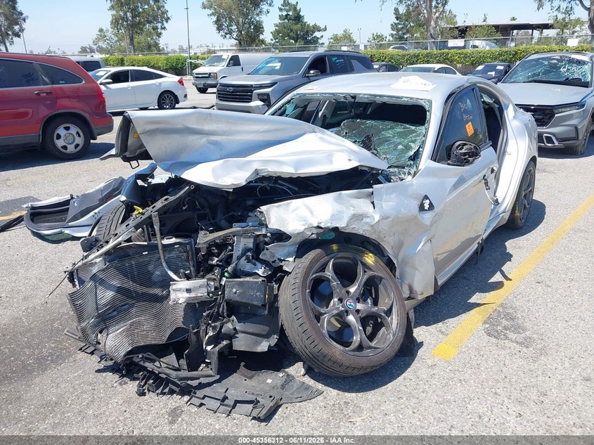 2018 Alfa romeo Giulia VIN ZARFAECN9J7582951 IAAI salvage auction — ALL OVER, Non-Repairable (California), sold $225 on 2026-08-11 (photo 6)