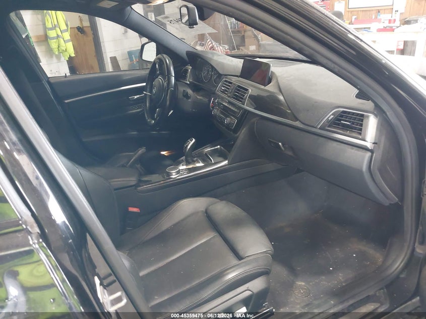 2017 BMW 3er VIN WBA8B7G32HNU37998 IAAI salvage auction — RIGHT SIDE, Wait Title, sold $10,950 on 2026-08-05 (photo 5)