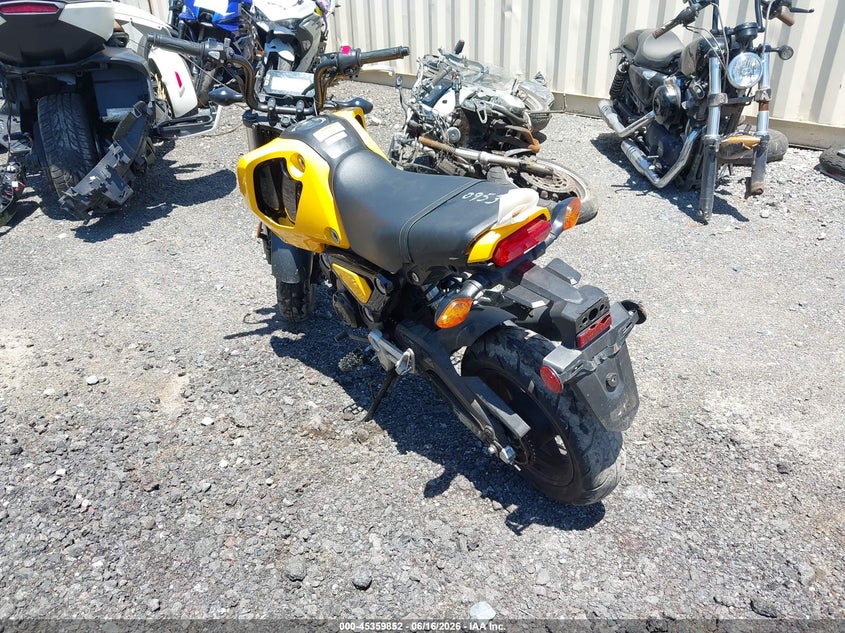 2023 Honda Grom VIN MLHJC9212P5109446 IAAI salvage auction — LEFT & RIGHT, Salvage (Pennsylvania), sold $150 on 2026-07-15 (photo 3)